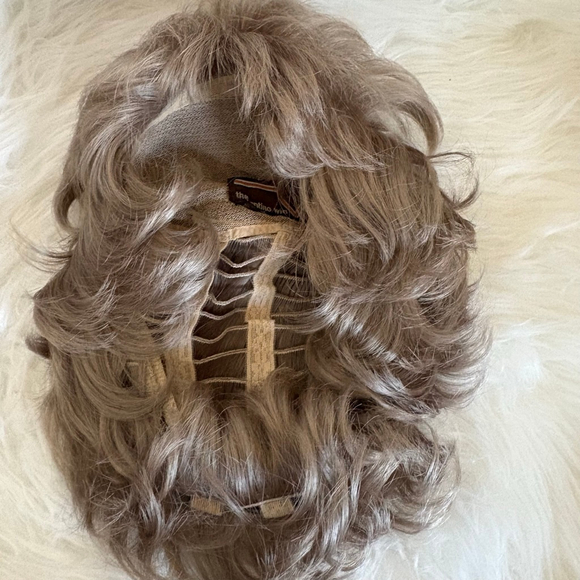 The Valentino Wig Vintage Ash Blonde Short Wavy Pixie Cut Wig Large Cap Size - Picture 14 of 16